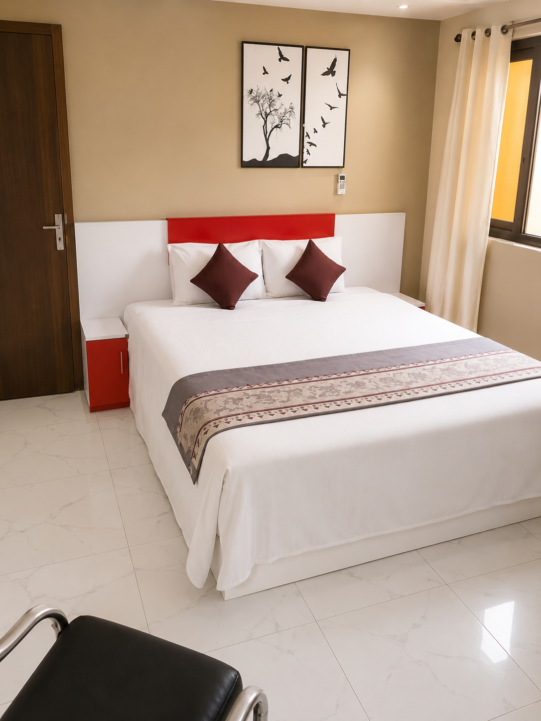 Vue d'une chambre confortable de l'hôtel à Saly Sénégal